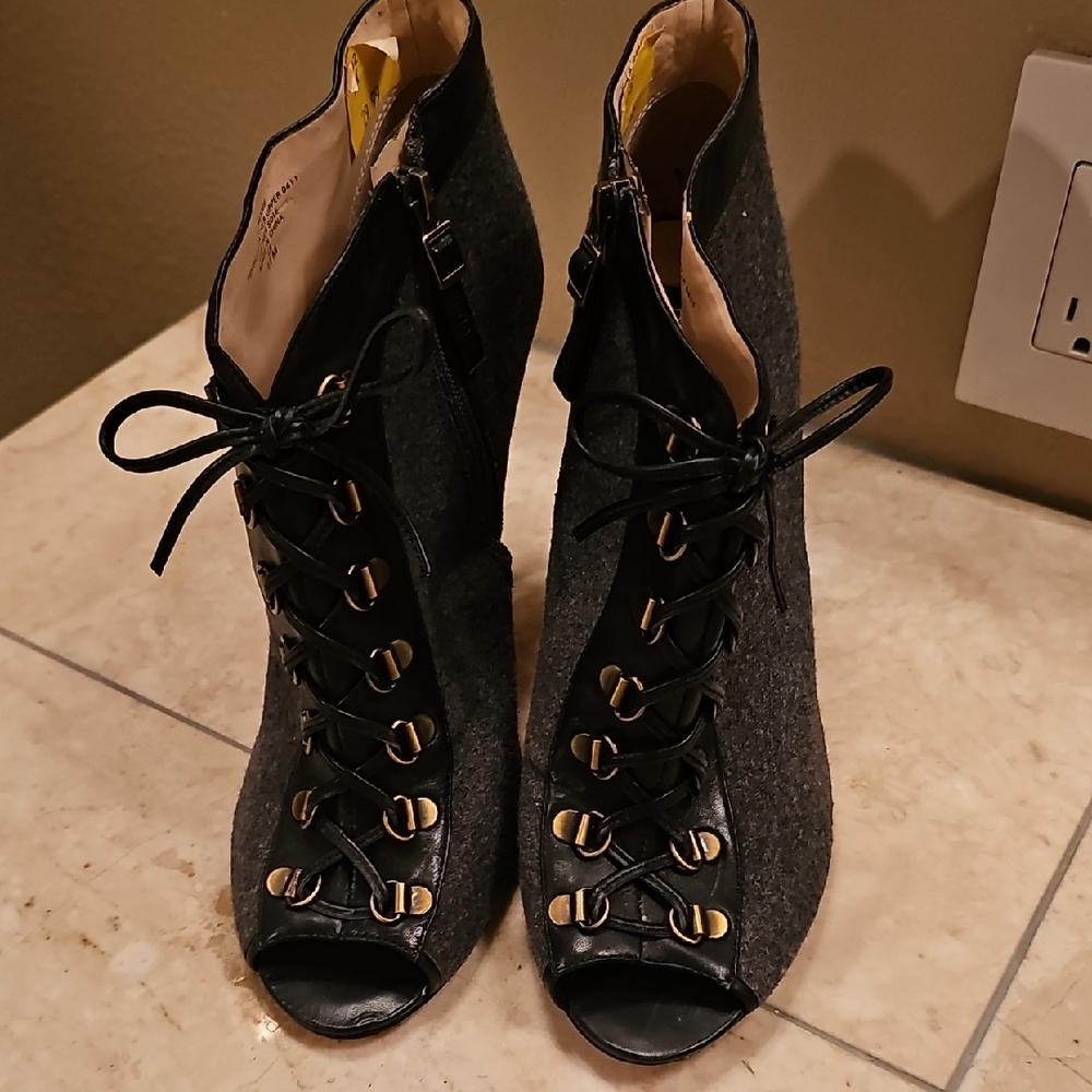 Elegant Women's Lace-Up Boots - Black and Gray